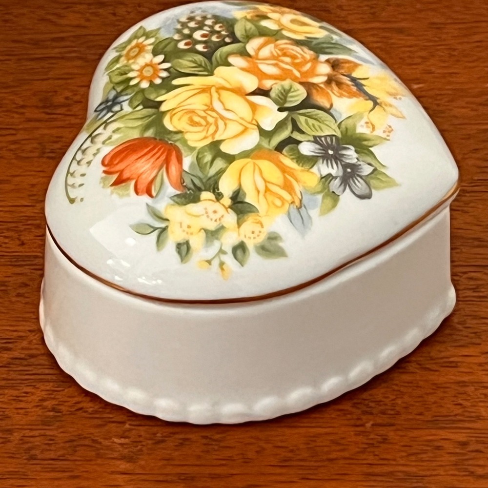 Vintage Heart Shaped Porcelain Trinket Box Floral Rose Gold Trim Scalloped Base - Picture 5 of 16